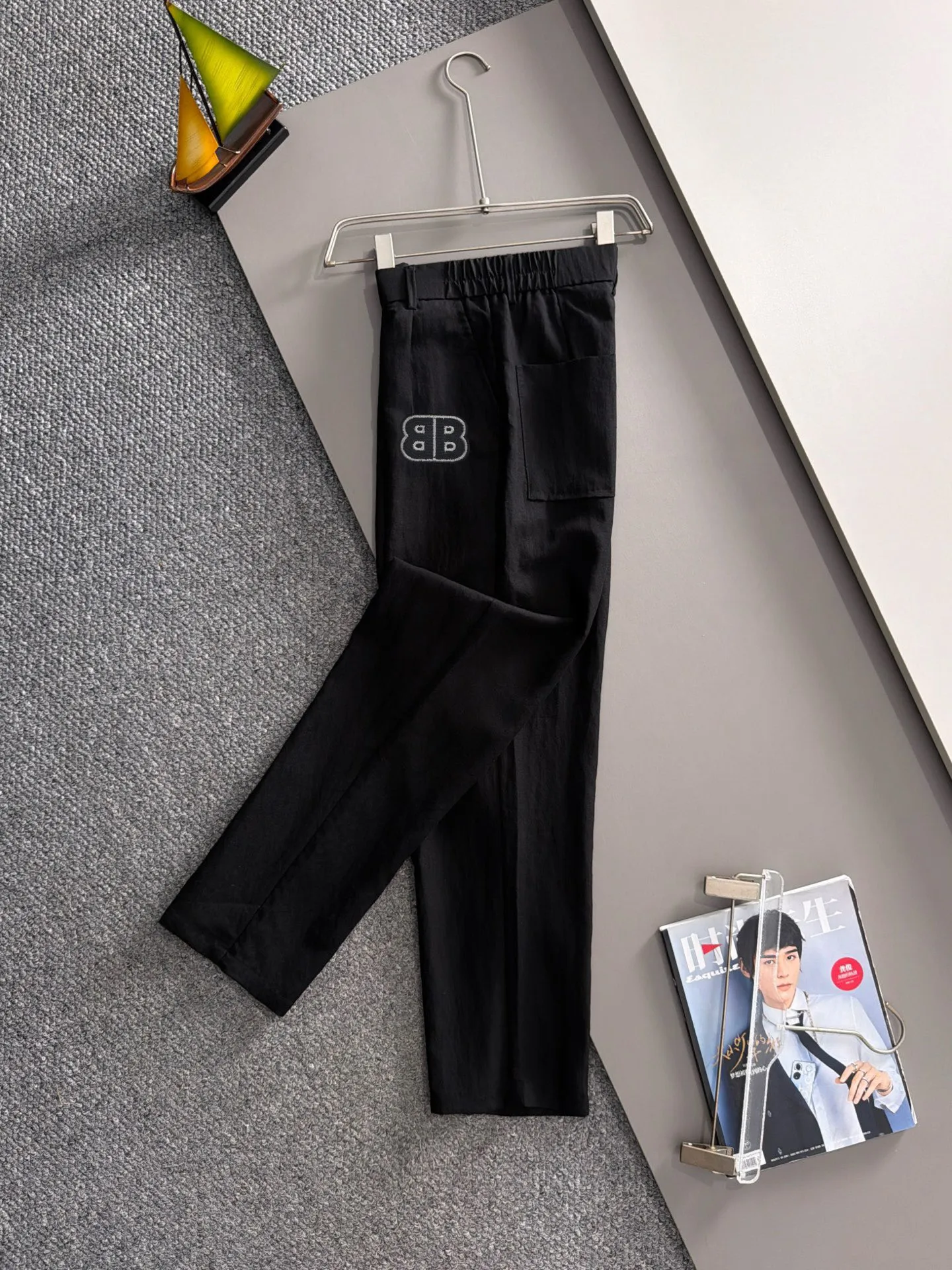 Balenciaga 2026 spring summer New Arrival linen old style casual pants, counter custom fabric Breathable high comfort, impeccable details, brand elements design concept, reflecting high quality. The hand feels delicate and soft! Casual cuts and awesome upper body! Sizes: 28-36